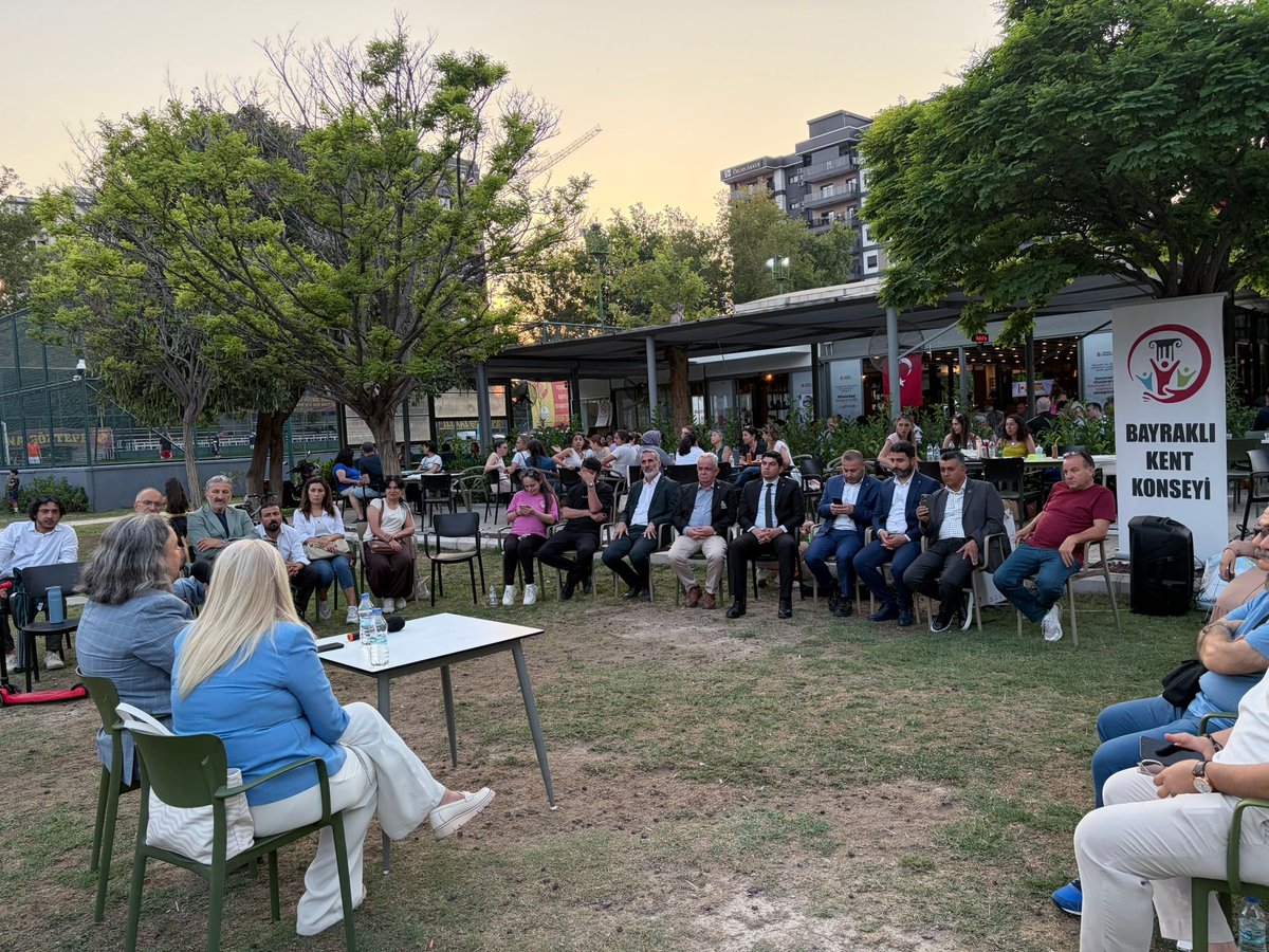 rprefahizmir's tweet photo. Bayraklı Kent Konseyi'nin gerçekleştirdiği "Savaş ve kriz dönemlerinde ekonomiye bakış açılarımız" başlıklı söyleşide il başkanımız Sayın Cemal Arıkan, "İslami/Milli Görüş Bakış Açısı" oturumunda hemşerilerimizle buluştu. 

Söyleşide vatandaşlarımızla gündemdeki ağır sorunlar değerlendirildi. Bayraklı Kent Konseyi Başkanı Aytekin Keskin ve ekibine, ev sahiplikleri için teşekkür ediyoruz.