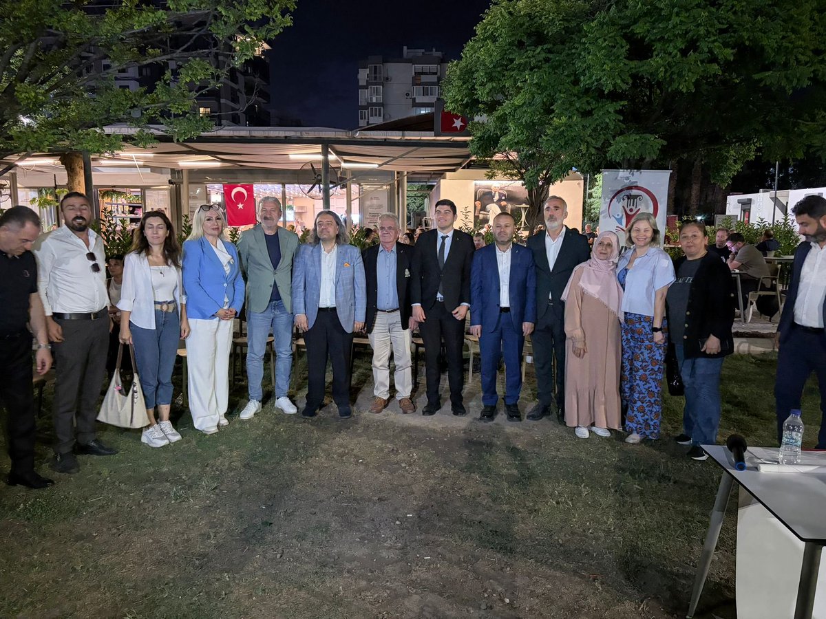 rprefahizmir's tweet photo. Bayraklı Kent Konseyi'nin gerçekleştirdiği "Savaş ve kriz dönemlerinde ekonomiye bakış açılarımız" başlıklı söyleşide il başkanımız Sayın Cemal Arıkan, "İslami/Milli Görüş Bakış Açısı" oturumunda hemşerilerimizle buluştu. 

Söyleşide vatandaşlarımızla gündemdeki ağır sorunlar değerlendirildi. Bayraklı Kent Konseyi Başkanı Aytekin Keskin ve ekibine, ev sahiplikleri için teşekkür ediyoruz.