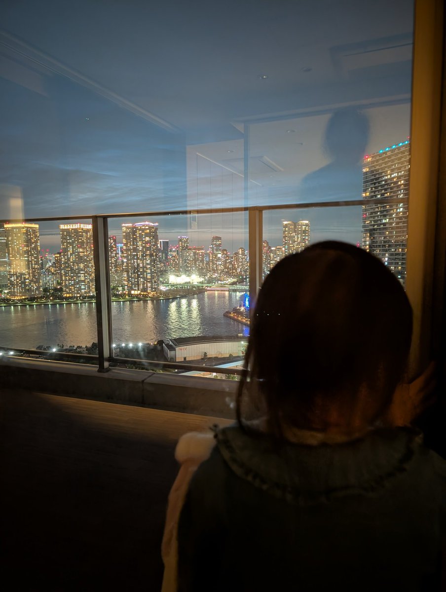 GameMiyoshi's tweet photo. わんわんワンダーランドに参加！初NHKホール、初わんわん最高でした。

夜景にはしゃぐ田舎ものたち。 https://t.co/GP2DFkBIVN