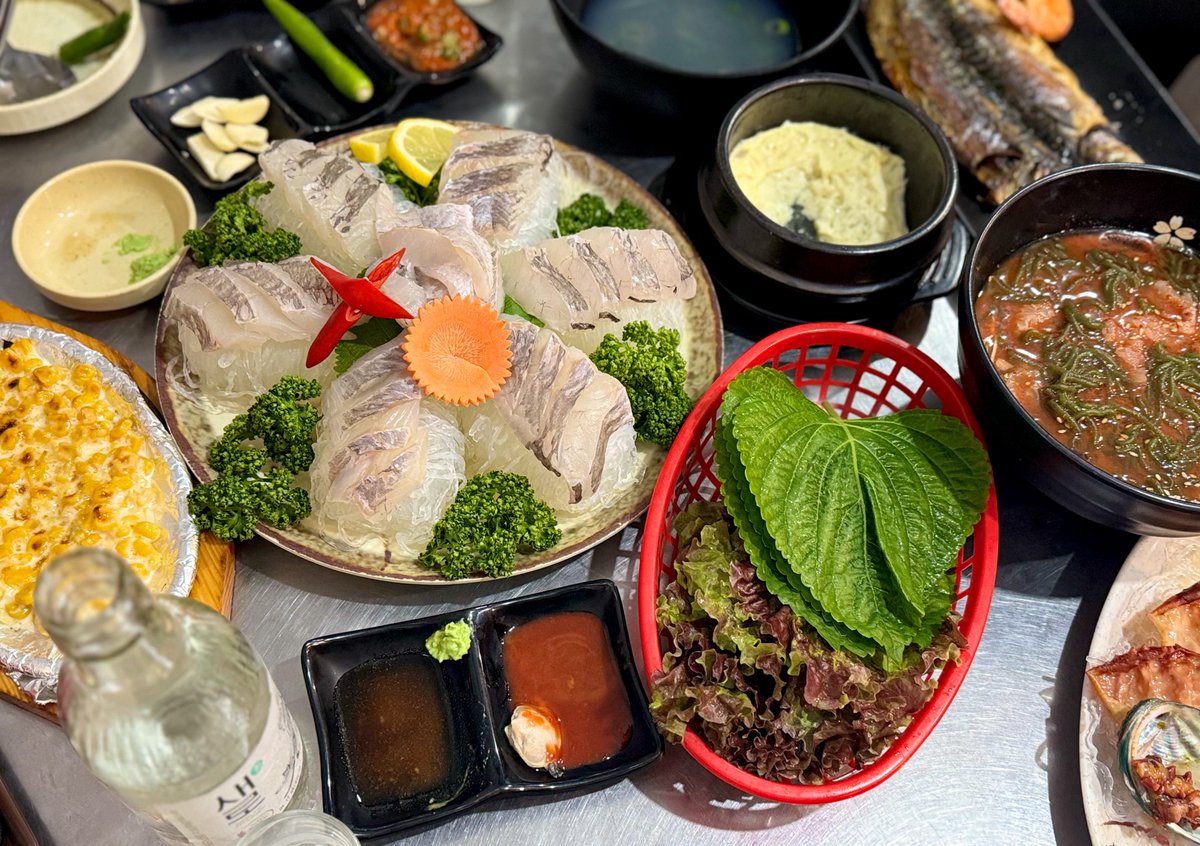 zidory's tweet photo. 주민들에게 대인기인 동네 노포 횟집에 다녀왔다. 하나씩 내오는 스끼다시에 한 병, 메인 회에 한 병, 매운탕에 한 병, 그래서 이 집에선 늘 세 병을 마실 수밖에 없단 후기가 기였다. (저기에 수제비 곁들인 매운탕도 먹음) 모든 직원분이 다 중장년 여성분인 집은 대개 실패가 없더라고. https://t.co/gGFyFHjyi6