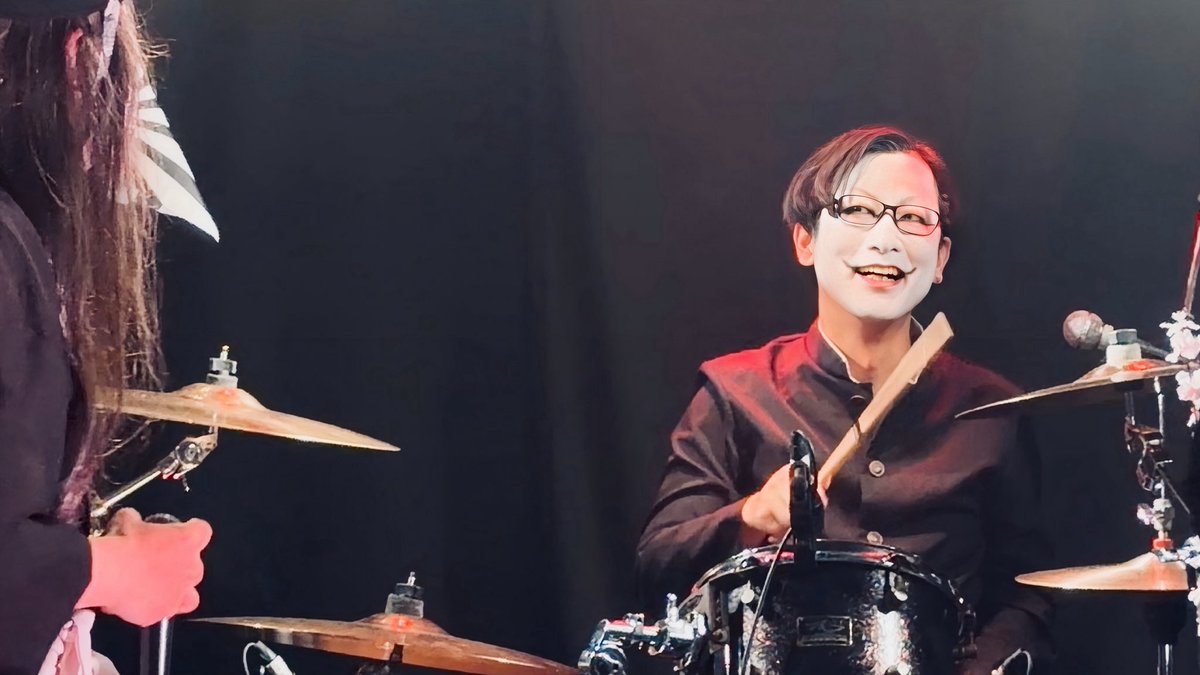 sidro_modro's tweet photo. 二〇二六〇六〇五
池袋手刀
「6月はセクシー」

この日はネタ大臣だったワタルさん
まず曲入りカウント入らない…この顔で「なぁに？」とヲ賀さんに返事
ソロパート披露後に案外上手いじゃんと言われ3枚目のこの顔wその後のハハ！コヤツめの顔が4枚目
サイコパス味がセクシーである……
#シドロ喪ドロ https://t.co/mBLHzqWqyo