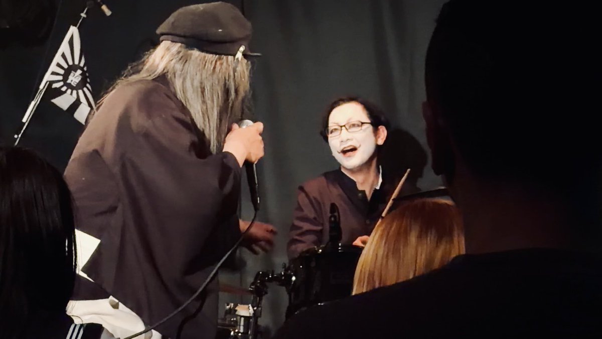 sidro_modro's tweet photo. 二〇二六〇六〇五
池袋手刀
「6月はセクシー」

この日はネタ大臣だったワタルさん
まず曲入りカウント入らない…この顔で「なぁに？」とヲ賀さんに返事
ソロパート披露後に案外上手いじゃんと言われ3枚目のこの顔wその後のハハ！コヤツめの顔が4枚目
サイコパス味がセクシーである……
#シドロ喪ドロ https://t.co/mBLHzqWqyo