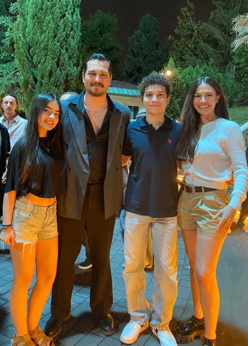 dizianaIiz's tweet photo. Çağatay Ulusoy, Demet Özdemir, Umut Tevetoğlu ve Asmin Hazan Çiftçi, Eşref Rüya final kutlamasından. https://t.co/tDIsgC0OC1