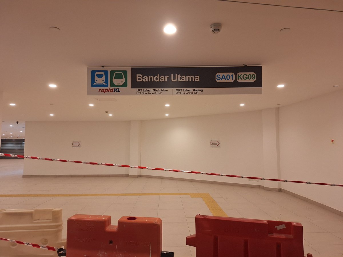 HarisCountrys's tweet photo. The LRT Shah Alam Line is still going to take a million years to open. But I had nothing to do today so I took the MRT to Bandar Utama to see the still unopened interchange with the LRT. It's not an interchange, it will be a connecting station. https://t.co/0ml0mE1Kwc