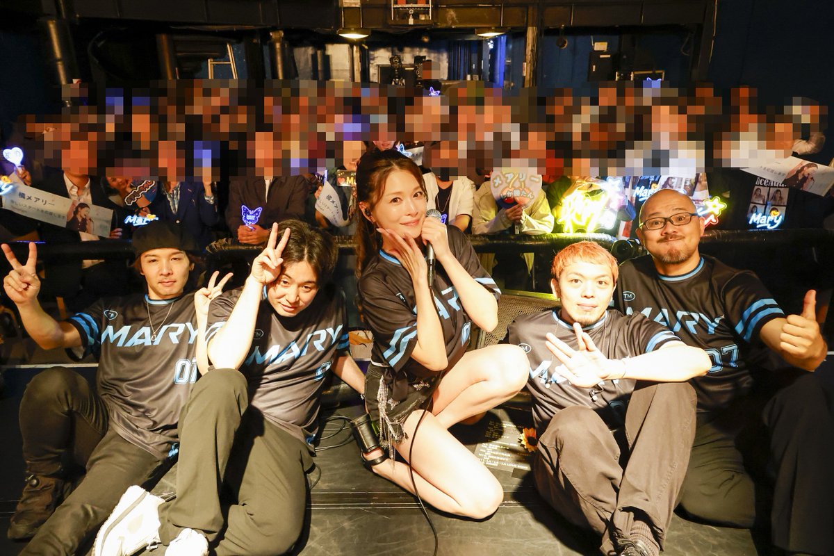 mary_memefam's tweet photo. 昨夜の私のワンマンライブ
橘メアリー引退記念ライブ
新曲発表ライブ

Bloomia
お越しくださった皆様
配信で応援してくださった皆様
本当にありがとうございました！

クラウドファンディングをすると決めてから今日までのこの半年
DVDイベントと並行して準備した
新曲制作とワンマンライブ準備
本当に目まぐるしい毎日を過ごしました

途中、乗り越えられるか不安で色んな方に
相談に乗ってもらったり
マネージャーが家に来てくれて
たくさん励ましてもらったり…
イベントでたくさんのファンにお会いして新曲やライブを楽しみにしてくださってるお言葉をいただいて

周りやファンの方に支えられて乗り越えられました

昨夜
ステージに立って景色を見た瞬間、
あぁこの12年間はこの日のためにあったのかもしれない
そんなふうに思えるくらい
幸せな時間でした

🦋のペンライト
水色のサイリウム
手作りのライトやグッズ💎
ぴかぴかできれいだったなあ。

デビューしてから今日まで
楽しいことばかりじゃなくて
悔しい日も、不安で立ち止まりそうな日もたくさんありました

それでもここまで歩いてこられたのは
どんな時もそばで支えてくれたみんながいたからです

この1年、
日本だけじゃなく海外でもたくさんの方に会えて、
直接「ありがとう」を伝えられたこと、
そして最後の最後まで、
こんなにも大きな愛をもらえたこと
私は一生忘れません。

そして昨日、
“終わり”というより、
新しい旅立ちなんだって
みんなが教えてくれました

これから先も、
出会ったことを"誇り"に思ってもらえるように、
私らしく歩いていきます。

ここまで出会ってくれたすべての皆さんへ
心からありがとうございました

めめふぁむ愛してます🦋