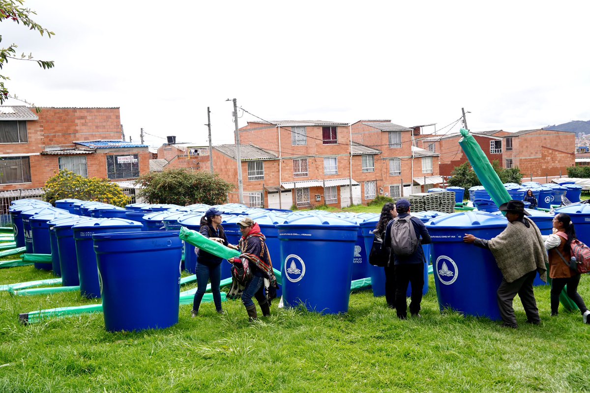 Alfred_Balle's tweet photo. La mejor forma de enfrentar la escasez hídrica es prepararnos desde ya.

Por eso, en la @CAR_Cundi avanzamos en la entrega de más de 300 sistemas de recolección de agua lluvia para familias rurales de Bogotá.

Esta estrategia ya alcanza cerca del 50% de la población de la jurisdicción CAR y ha beneficiado a más de 320 mil personas. 

Porque cuidar el agua también implica promover herramientas de adaptación al cambio climático para nuestras comunidades.