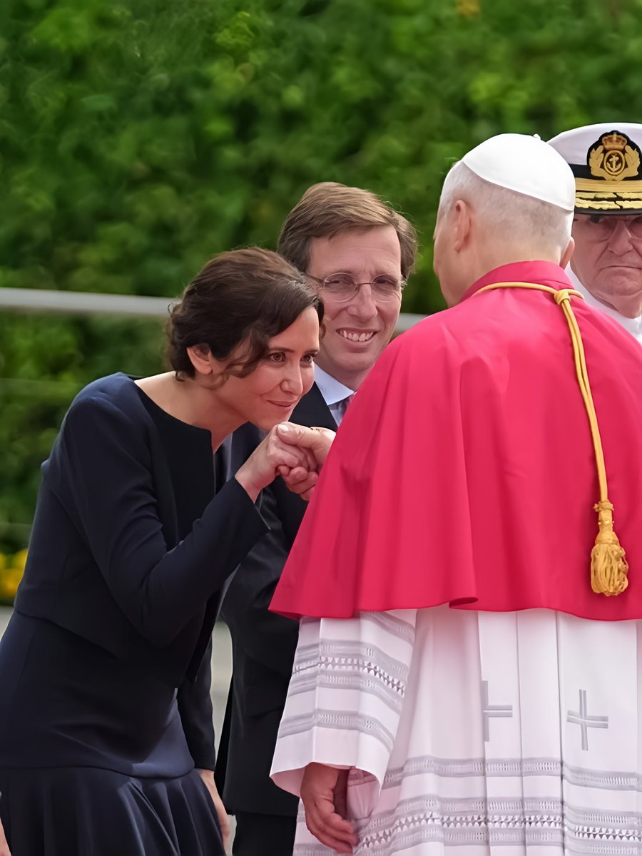 FonsiLoaiza's tweet photo. El Papa ya está en Madrid con Ayuso y Almeida. Conviene recordar que cuando el Papa acudió a Valencia en 2006 el PP robó 3,5M€ con la Trama Gürtel, que se forró a costa del dinero público canalizado para la preparación del evento. Vayan preparando sus carteras. https://t.co/0rXHpDonxQ