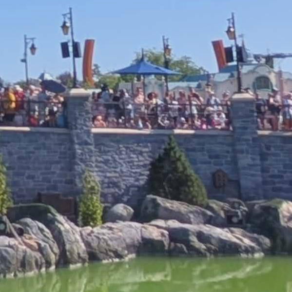DiscoverMagicNL's tweet photo. 𝐕𝐑𝐀𝐀𝐆: Waar ligt het speciale kindervak voor de Frozen show "A Celebration of Arendelle"? 𝐀𝐍𝐓𝐖𝐎𝐎𝐑𝐃: Op de boulevard bij deze blauwe parasol ⛱️ Lees alles over de show 👉 https://t.co/9bgeDWCoST

📷 DLP Diaries https://t.co/7s9IcDoi5F