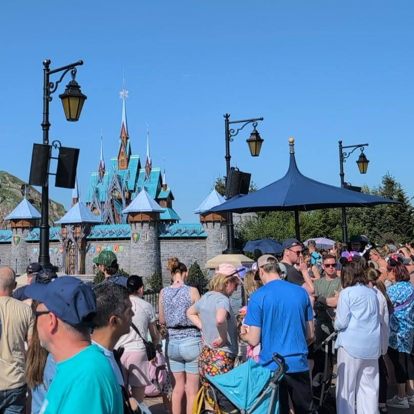 DiscoverMagicNL's tweet photo. 𝐕𝐑𝐀𝐀𝐆: Waar ligt het speciale kindervak voor de Frozen show "A Celebration of Arendelle"? 𝐀𝐍𝐓𝐖𝐎𝐎𝐑𝐃: Op de boulevard bij deze blauwe parasol ⛱️ Lees alles over de show 👉 https://t.co/9bgeDWCoST

📷 DLP Diaries https://t.co/7s9IcDoi5F
