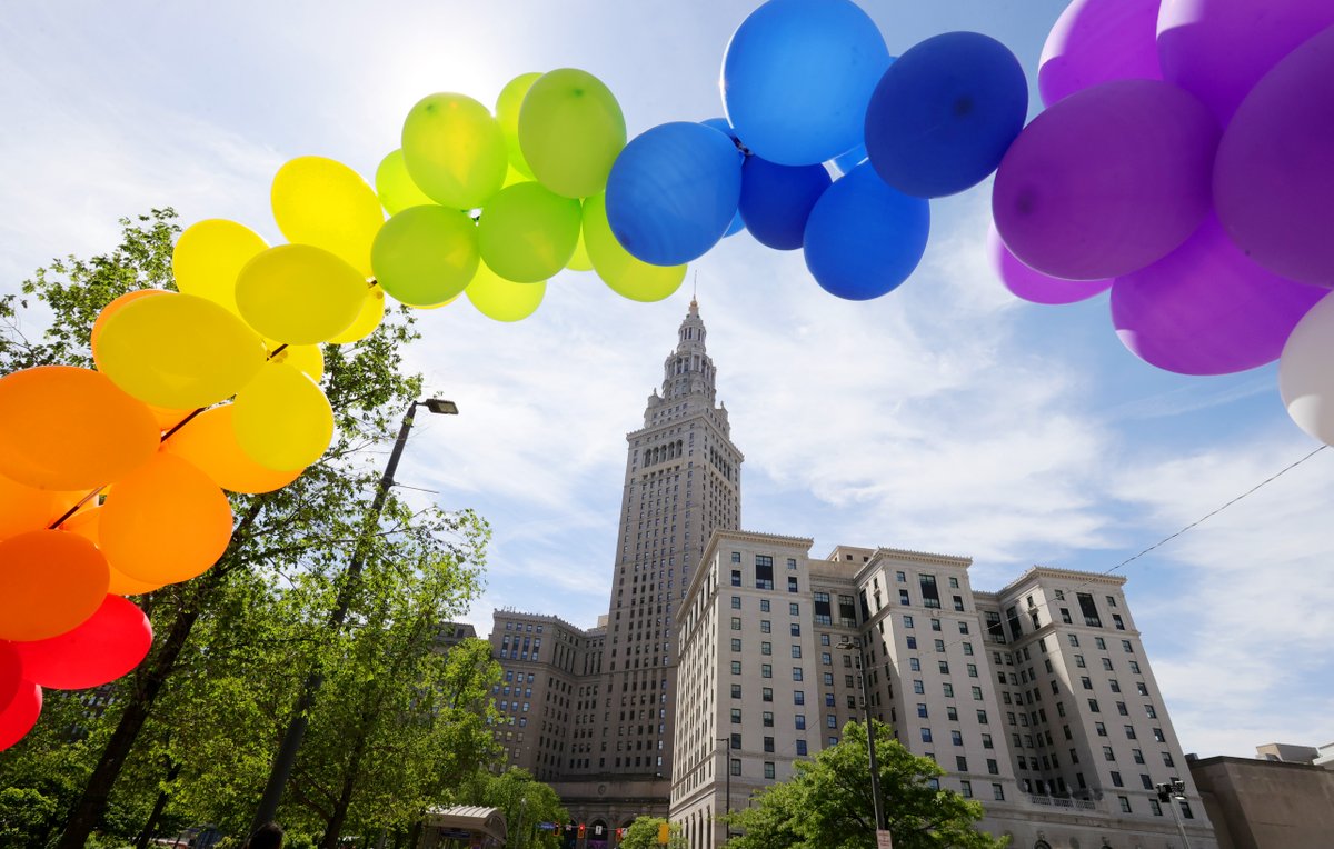 clevelanddotcom's tweet photo. Happy Saturday, Cleveland! Today is Pride in the CLE, so naturally we're showcasing Terminal Tower under the rainbow 🌈

Photo: John Kuntz, https://t.co/a4YA4W2Cro https://t.co/Pw2KM4HufH