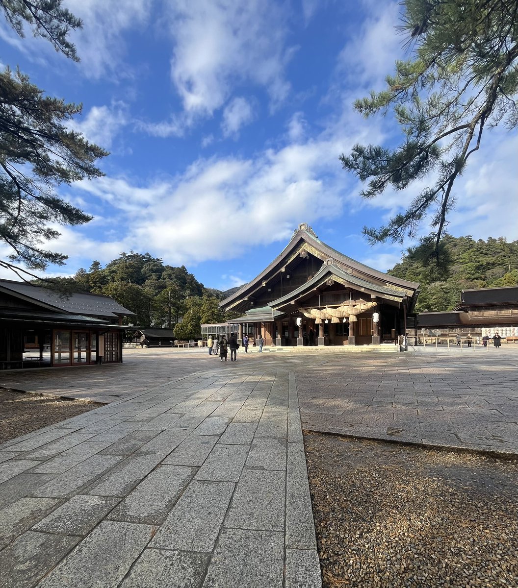 izumoguide's tweet photo. 🌦️出雲大社の初夏だより🌿

初夏の出雲大社では、下り参道を進んだ右手「浄の池（きよめのいけ）」にアジサイが色づき、アヤメ・ショウブ・カキツバタが美しく咲いています💠✨

さらに、西神苑の「出雲大社とうさぎたち」には新たに1羽が仲間入り🐇💕
うさぎさんは全部で105羽に！お気に入りの子を探してみてください😊

出雲大社公式HPでは、四季折々の境内の景色や生き物、鳥たちも紹介されていますよ🍃🕊️

https://t.co/OXmUlL1doB

ご参拝の際はもちろん、ご自宅からも出雲大社の魅力をお楽しみください✨

#出雲大社 #紫陽花 #初夏 #出雲市