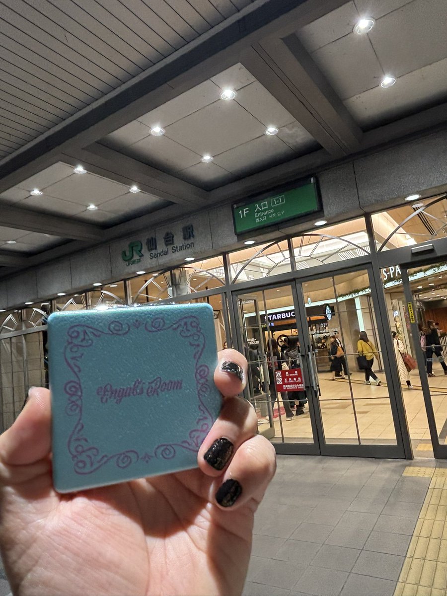 BassoonKie's tweet photo. やっぱMetaphysica好きだな〜🥰
欲を言えば黒いドレスっぽい衣装が見たかったりもしましたが、大好きな曲が沢山聴けてトークコーナーも沢山笑ってホクホクで帰ります🚄
楽しみにしてたミラーも買えて大満足。バイバイ仙台👋
#ENViiGABRIELLA 
#エンガブ https://t.co/iFM7vyHhxp