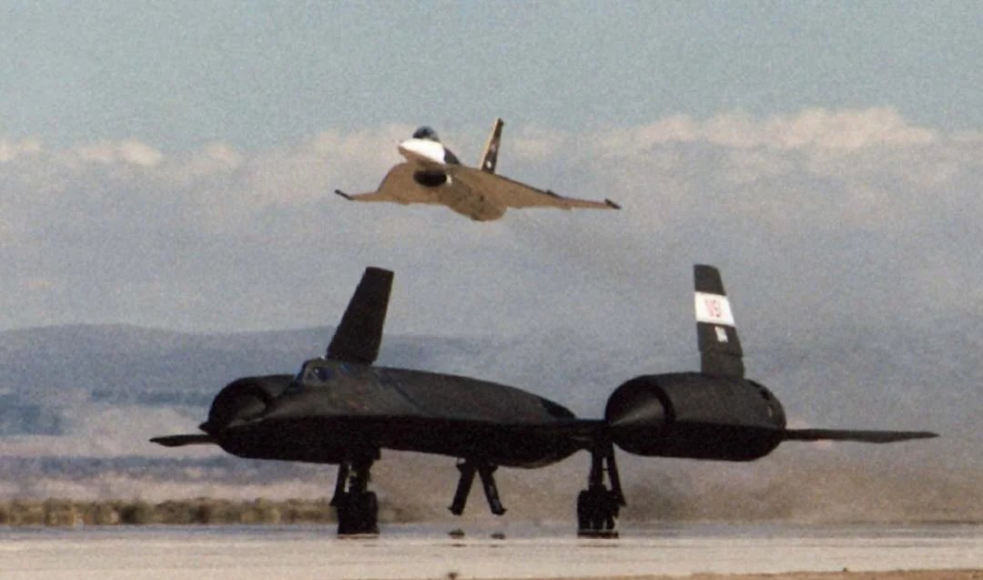 _yf23_'s tweet photo. F-16 XL and SR-71 https://t.co/hkFqidPPhs