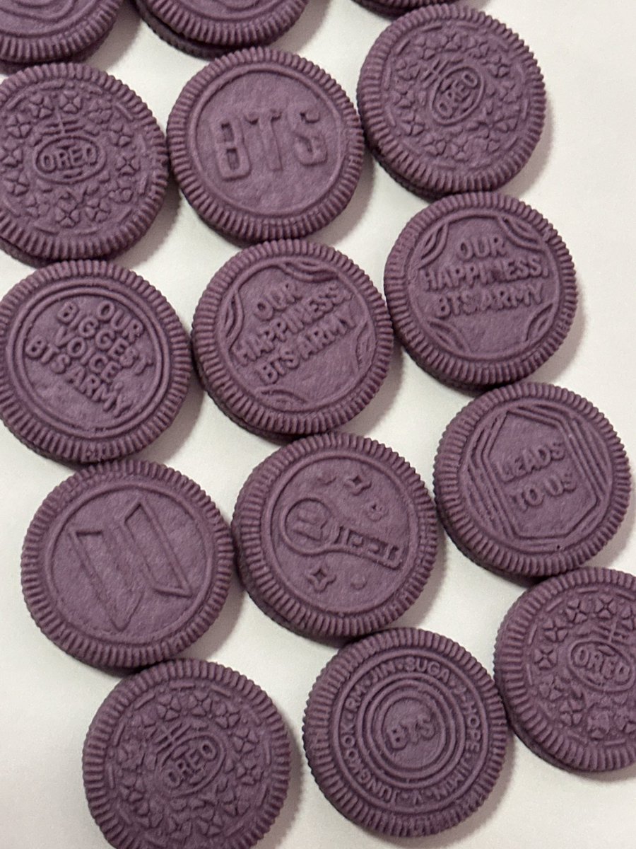 97JKVxx's tweet photo. กรี๊ดดชั้นได้มาแล้วว😭 OREO BTS รสใหม่ล่าสุดดด รสโฮต๊อก ตั้งเด่นมากที่ tops ตรงโซนขนม ซองสีม่วงโดนใจมาก ละคือตัวขนมด้านในมีกิมมิคปั๊มลา ยเกี่ยวกับบังทัน 13 ลายแน่ะ น่ารักไม่ไหว อาร์มี่ต้องลองของมาแล้วจริงๆ💜👌 #OREOBTS #BTSxOREO https://t.co/StNWnR6s1O