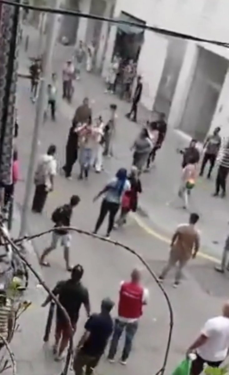 contrastado's tweet photo. 1 magrebí roba a un turista en el Raval en Barcelona y el turista lo persiguió hasta alcanzarlo y una vez lo cogió lo apalizó dándole una soberana paliza.
Pero es que vecinos y transeúntes se unieron a la paliza y también le dieron al magrebí para que no escapara
…Vamos pueblo!! https://t.co/l02SdCVjZn