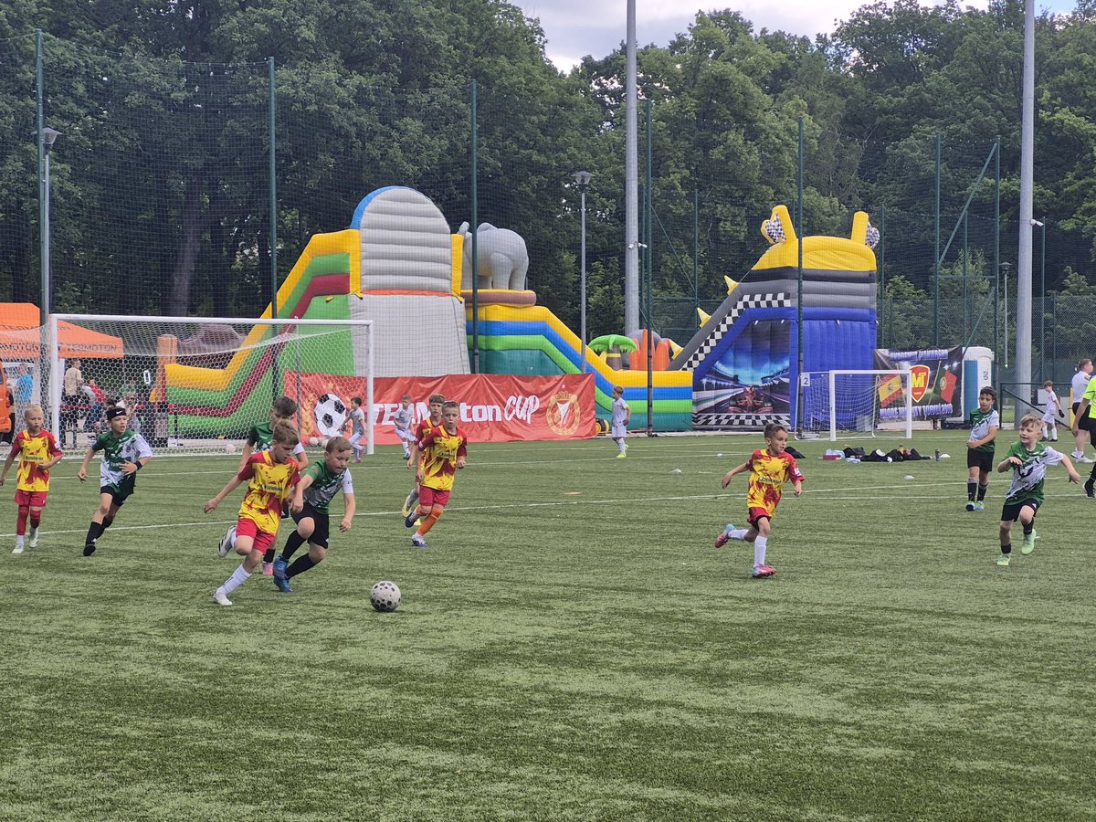 M_Tarocinski's tweet photo. Na obiektach treningowych przy ul. Małachowskiego trwa od rana organizowany przez Młody Widzew turniej piłkarski Termoton Cup 2026. W rozgrywkach uczestniczą 24 drużyny podzielone na 3 kategorie wiekowe: 2014, 2017 i 2018. Oczywiście we wszystkich rocznikach grają drużyny Akademii Widzewa i Młodego Widzewa. Turniej zakończy się około 16.30. Zapraszamy przed meczem Wojewódzkiego Pucharu Polski.