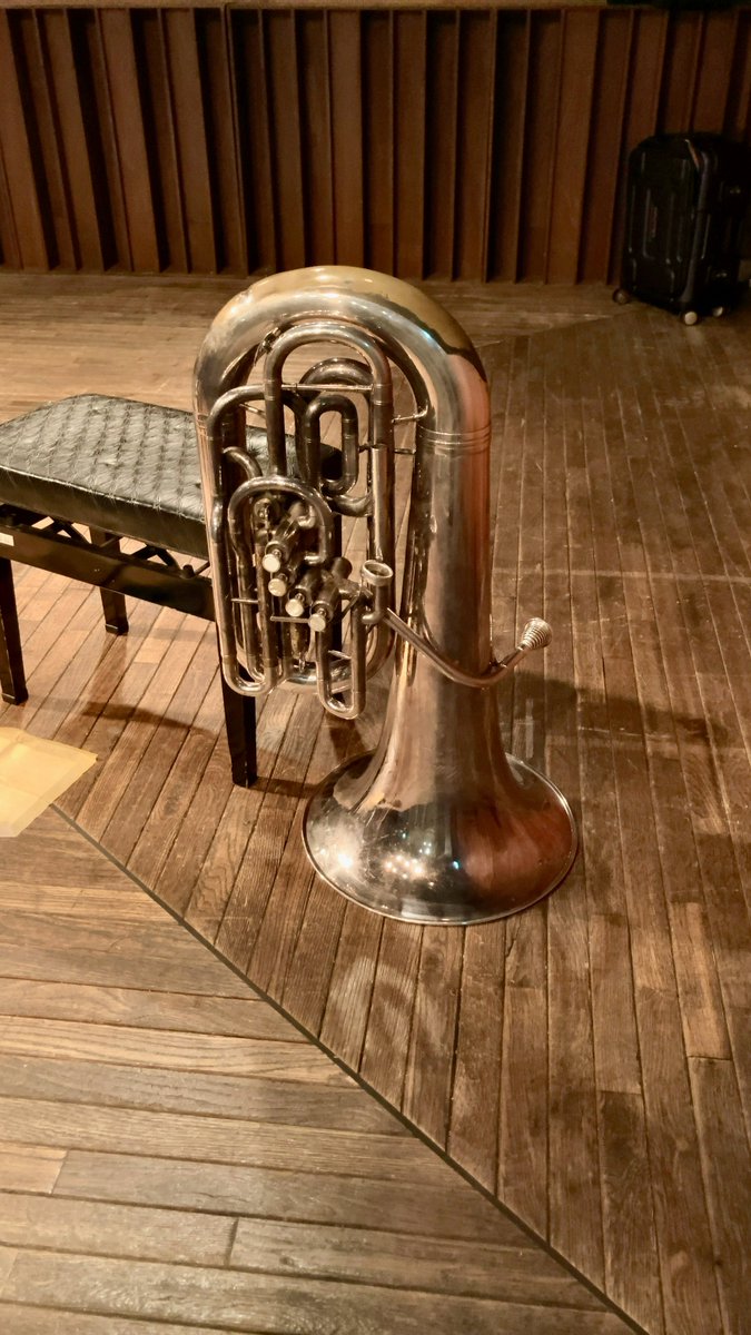 sekizima's tweet photo. 今日の会場は台北の十方樂集、音の響きがこの編成にちょうどよいです。そして今回、訳あってテューバを現地調達しました。主催の王さんが僕が使っているのと同じYFB-822Sを探して借りてくれたのです。ありがたい。この楽器を吹いている人が台湾に4人(?)いると聞きました。 https://t.co/tA3VyMTHJd