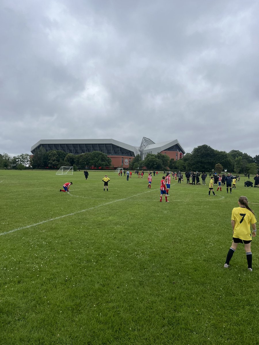 KEVINFOX27's tweet photo. Is there a better place to play football ⚽️⚽️⚽️ https://t.co/xW1TqP9ZNj