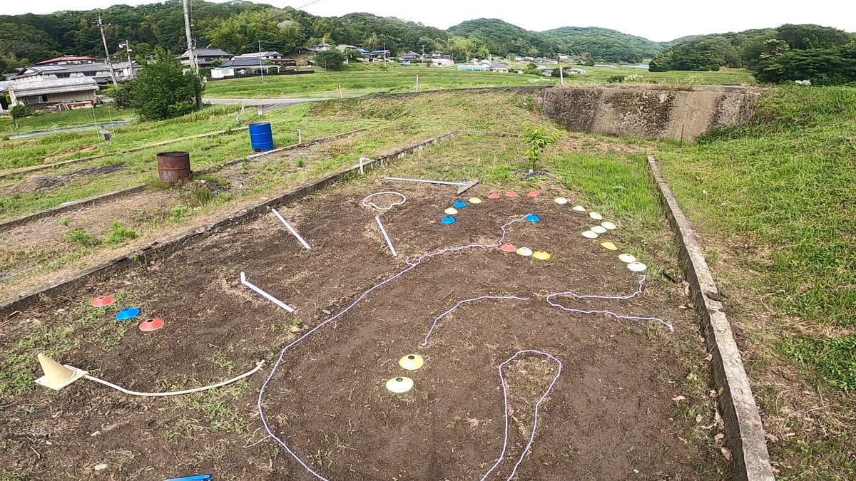 DT03RC's tweet photo. 1枚目、海外で最近よく見る幅の狭いコースをドリフトさせて走らせるやつ作りたい✋（走るのは大変なので狭い幅イメージ）

2枚目、作ったけどコレジャナイ感半端ない笑
切り返し上手い人選手権って感じで、スピード遅いしドリフトしない😨

3枚目、この車の参考ポテンシャル（MF01x/13.5t）

2WDにするか？路面がグリップしすぎるのか？
アドバイスよろしくお願いします🙇
#ラジコン #庭ラジコン #RCカー #BackyardRC #RCTrack #RCRacing