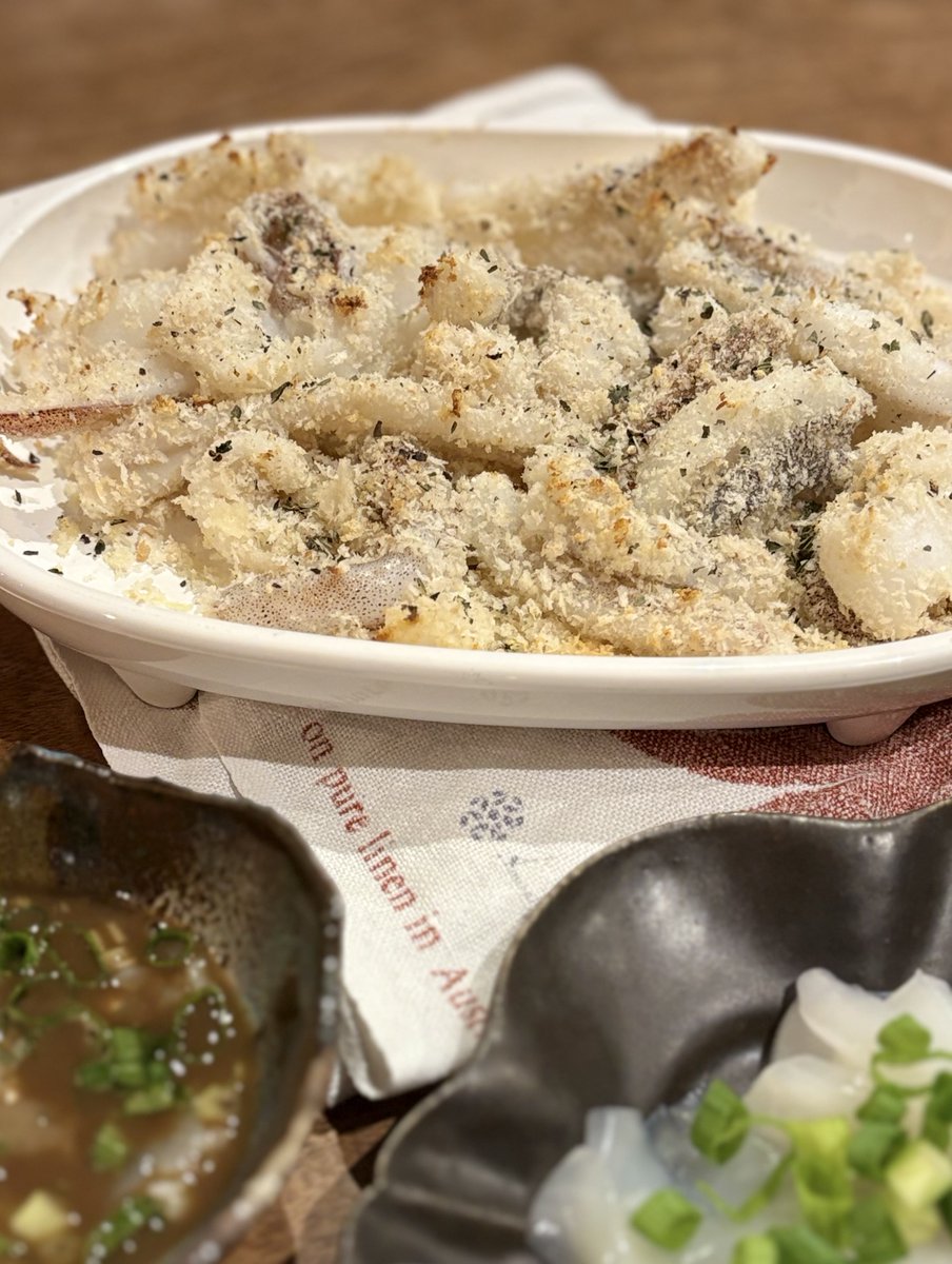 CharoCurry's tweet photo. 今朝釣れたアオリイカの料理第一弾。ゲソのパン粉焼とエンペラの刺身肝醤油。美味しいですねー！
#エギング 
#アオリイカ https://t.co/MoNULBtk1h