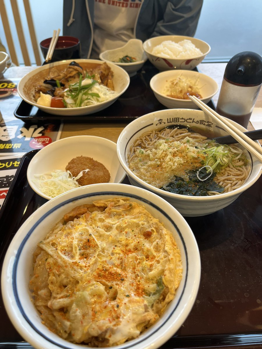 taniguchi1965's tweet photo. 【かき揚げ丼😋 】（定番に回帰！）

週末のルーティン、妻👩‍🦰との外食、
山田うど○さんで、かき揚げ丼・
たぬき蕎麦のセットで〜😋😋🍛🍲

#山田うどん
#山田うどん食堂
#かき揚げ丼 https://t.co/Yi6a9oVeAt