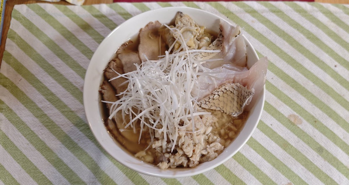 Chan_ima117's tweet photo. 鯛と豚チャーシューのラーメン！
鯛のアラとアサリで出汁とって豚肩をチャーシューように煮込み計7時間かけて作った大作,うますぎ！ https://t.co/kMNjxDgWrO