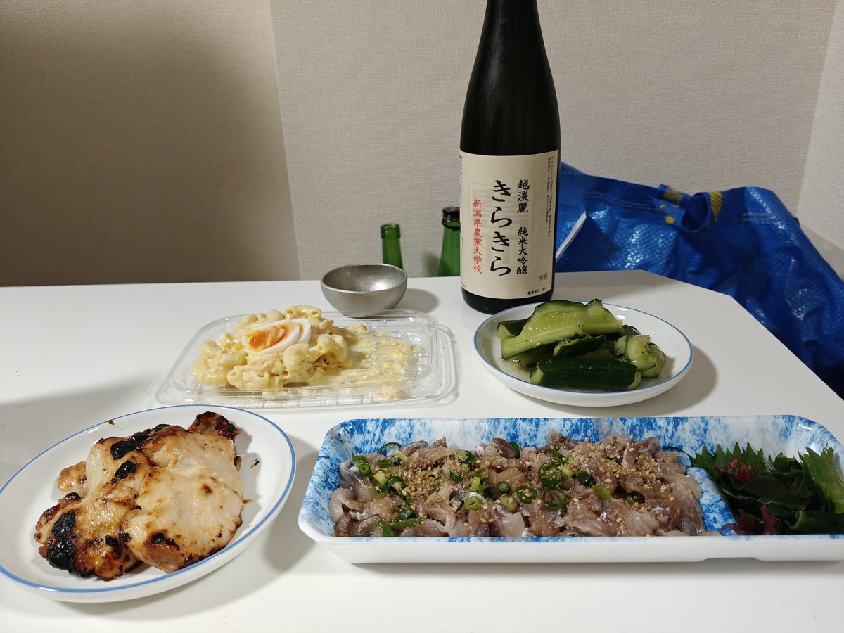 Ni4mc's tweet photo. GWに新潟へ行ったときに貰った農業大学校産の米で醸したらしい日本酒で今夜は一杯いかせていただきます https://t.co/6lp0dGhtDX