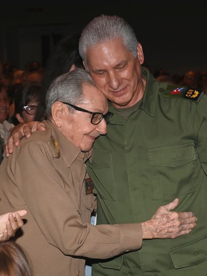 AlexisLorente74's tweet photo. Raúl es Cuba. Y Cuba no se toca. 
.
.
.
#RaúlEsRaúl 
#SanctiSpíritusEnMarcha 
@DiazCanelB 🇨🇺✊️ https://t.co/KPyaxJ84Z6