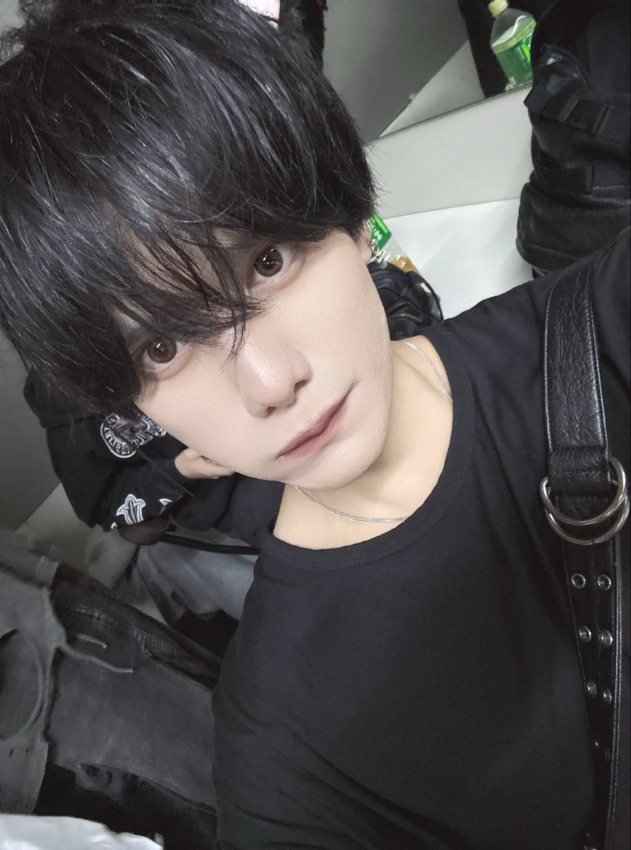 illegal_shio's tweet photo. 楽屋にスマホ置いておいたらどっかの猫が勝手に写真撮ってた🐈‍⬛💢 https://t.co/t0Gn5w7BUz