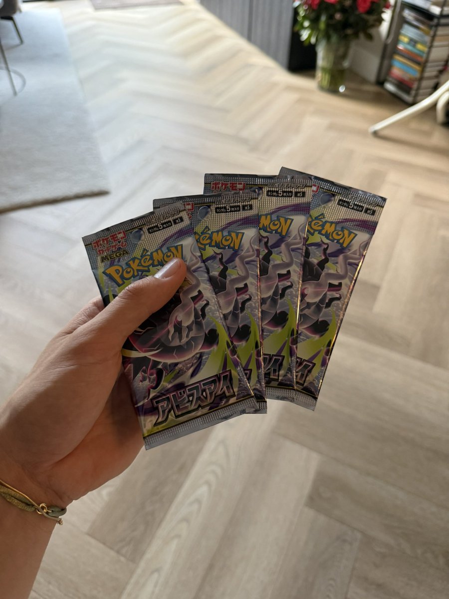 vikmny's tweet photo. @cryptopizzagirl We getting some packs? 👀 https://t.co/SjsDEqN9Zz