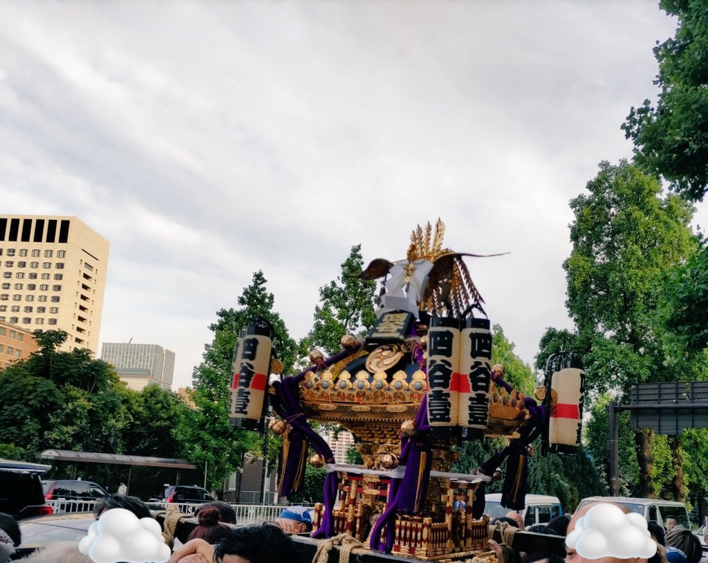 AsMyrte's tweet photo. 四谷 須賀神社例大祭🏮
今日は町内神輿、明日は２年に１度の本社神輿渡御と相成ります。
#謝楽祭 が６月の第一週に固定されたらもう一生涯行かれないのだけど😭、地元のお祭は大好きで大事です🥰 https://t.co/HGAU3uu8ED