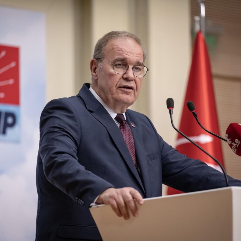 AjansPlus's tweet photo. Kılıçdaroğlu'nun Cumhurbaşkanı adayının Faik Öztrak olacağı iddia edildi.

(Sabahattin Önkibar) https://t.co/MlyVdRAoN1