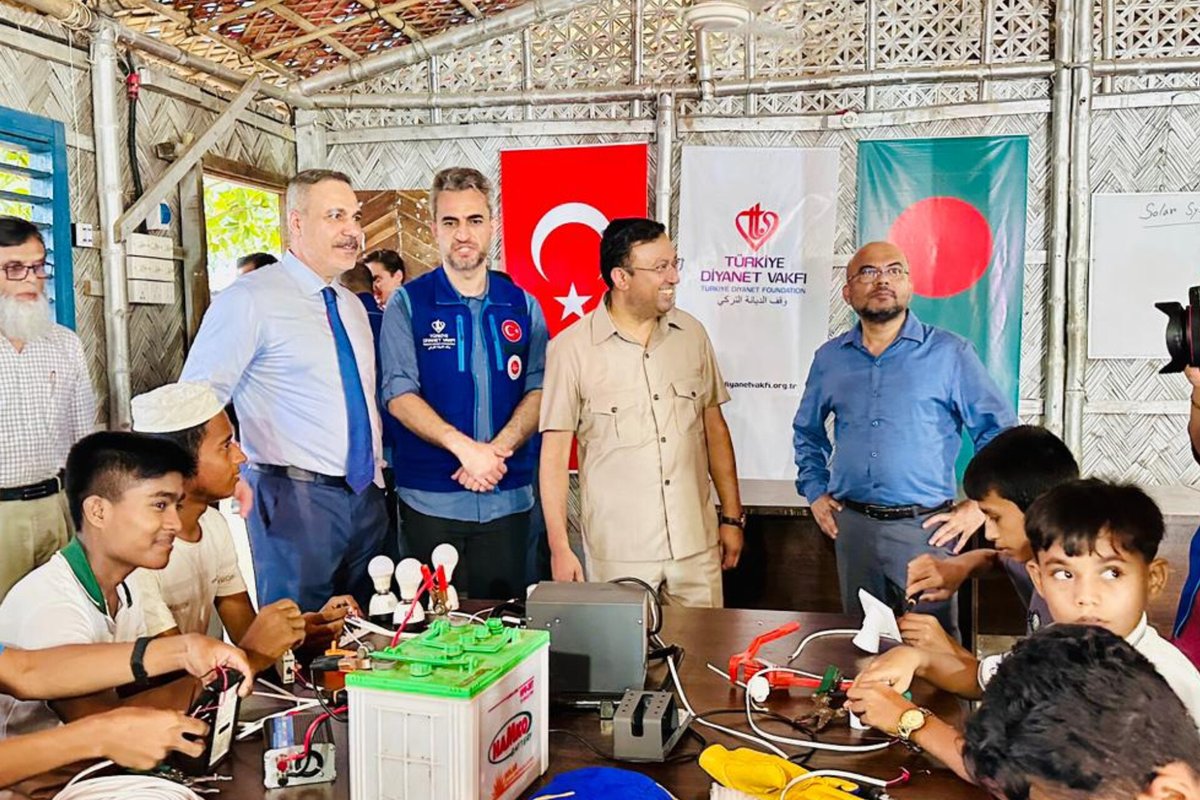 DiyanetVakfi's tweet photo. Dışişleri Bakanı Hakan Fidan, Asya ziyaretleri kapsamında Bangladeş’in Cox’s Bazar bölgesinde Arakanlı Müslümanların (Rohingya) yaşadığı mülteci kamplarını ziyaret etti.

Vakfımızın Arakanlı mültecilere yönelik yürüttüğü çalışmaları yerinde inceleyen Dışişleri Bakanı Fidan, yürütülen faaliyetler hakkında bilgi aldı. TİKA iş birliğiyle faaliyetlerini sürdüren Çok Amaçlı Eğitim ve Kültür Merkezi’mizi de ziyaret etti.

#YolunİyilikOlsun