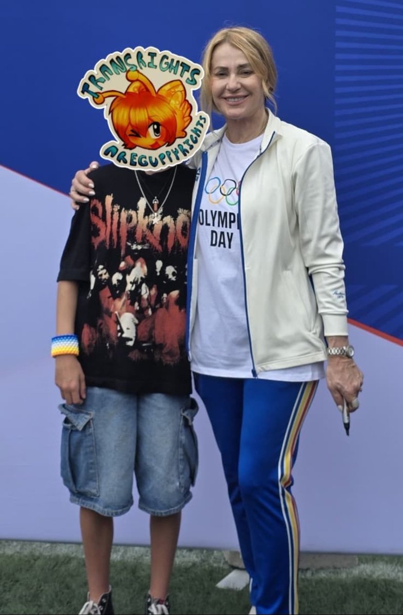 GUPPYAY's tweet photo. guess who just got a photo and an autograph of Nadia Comăneci 
please don't mind my awkward pose I was very overstimulated https://t.co/3yJGDXBEUn