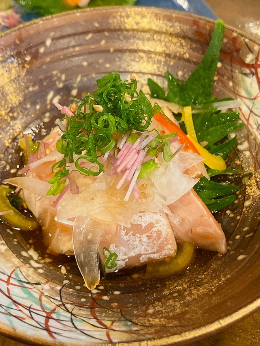 mimihen's tweet photo. 20歳歳上の従兄の兄ちゃんと呑み〜🍶
いつもの大阪の地元の店で。下戸の兄ちゃんには敷居の高い？居酒屋なので、呑める私がご協力,遠慮せず何でも頼めるの嬉しー笑　中トロ、サーモン刺身に炙り、タコ刺。どんどん食べる〜 https://t.co/LOWOwepHeZ