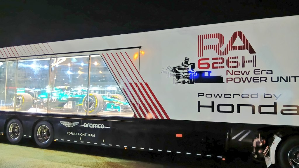 sleepysleepboy's tweet photo. 国道16号走ってたら アストンマーティンのF1カー が展示されてたんだが https://t.co/Zoa06jEhBc