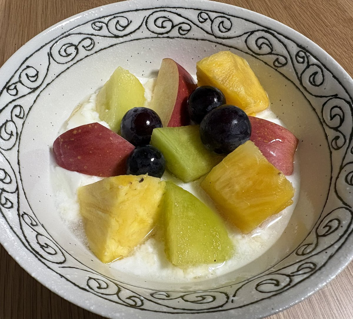 Coma31's tweet photo. ダイエット中なのにどうしても甘いものが食べたい…と悩んでたら今日が兄の誕生日であることを思い出し、祝ってやらねばと理由をつけてフルーツを買いました✌️ https://t.co/WpcdN0hRdb