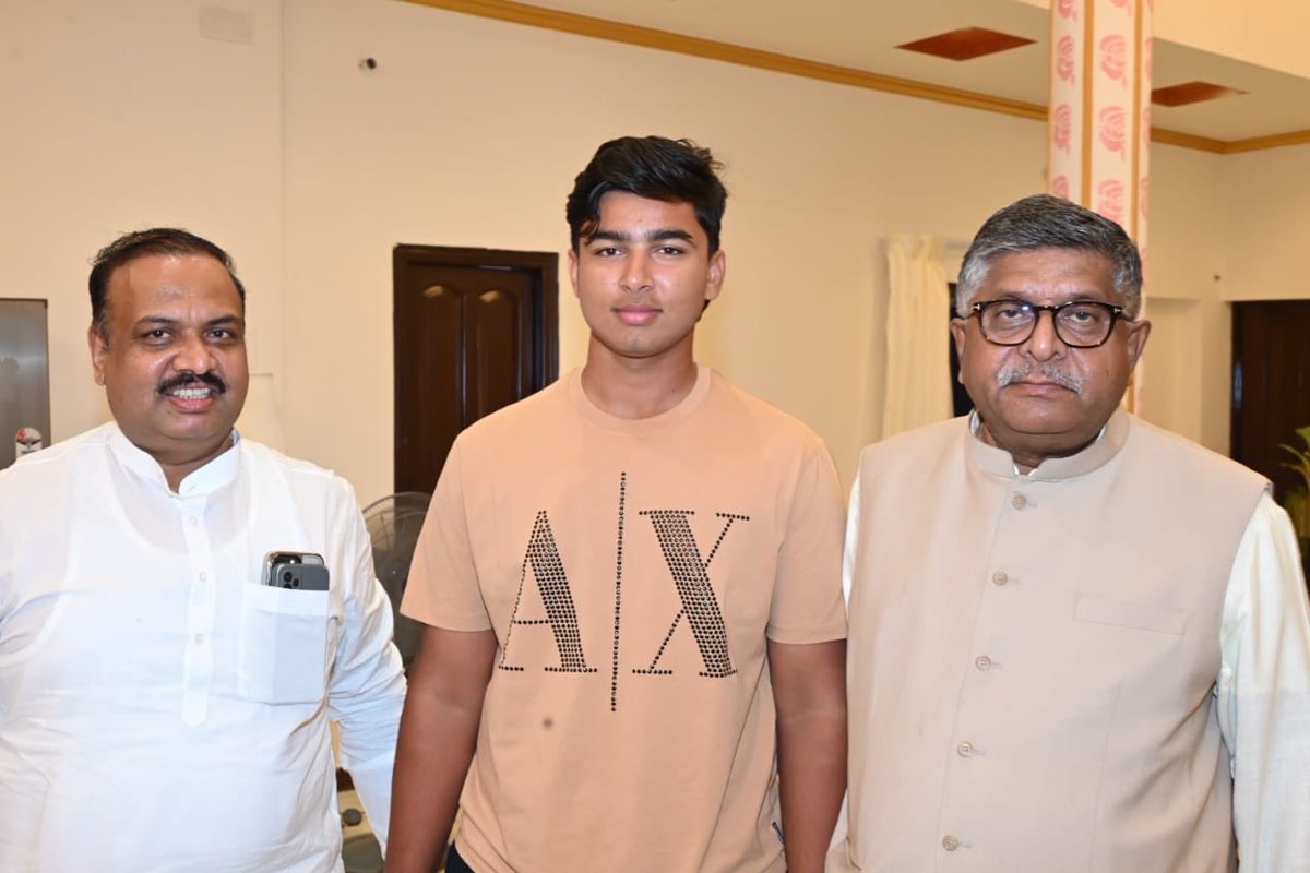 rsprasad's tweet photo. भारतीय क्रिकेट टीम में सबसे कम उम्र में चयनित होने पर @Vaibhavsooryava को हार्दिक बधाई एवं शुभकामनाएँ। आपकी यह उपलब्धि उन लाखों युवाओं के लिए प्रेरणा है जो सीमित संसाधनों में भी बड़े सपने संजोते हैं।

बिहार के समस्तीपुर के एक साधारण किसान परिवार से निकलकर विश्व क्रिकेट के शिखर तक पहुँचने का आपका यह सफर यह सिद्ध करता है कि प्रतिभा उम्र और परिस्थितियों की मोहताज नहीं होती।

आपकी यह ऐतिहासिक सफलता बिहार सहित पूरे देश के लिए गर्व का क्षण है। पूर्ण विश्वास है कि आप अपने शानदार प्रदर्शन से भारतीय टीम को नई ऊँचाइयों पर ले जाएँगे और तिरंगे का मान विश्व पटल पर बढ़ाएँगे। #VaibhavSuryavanshi