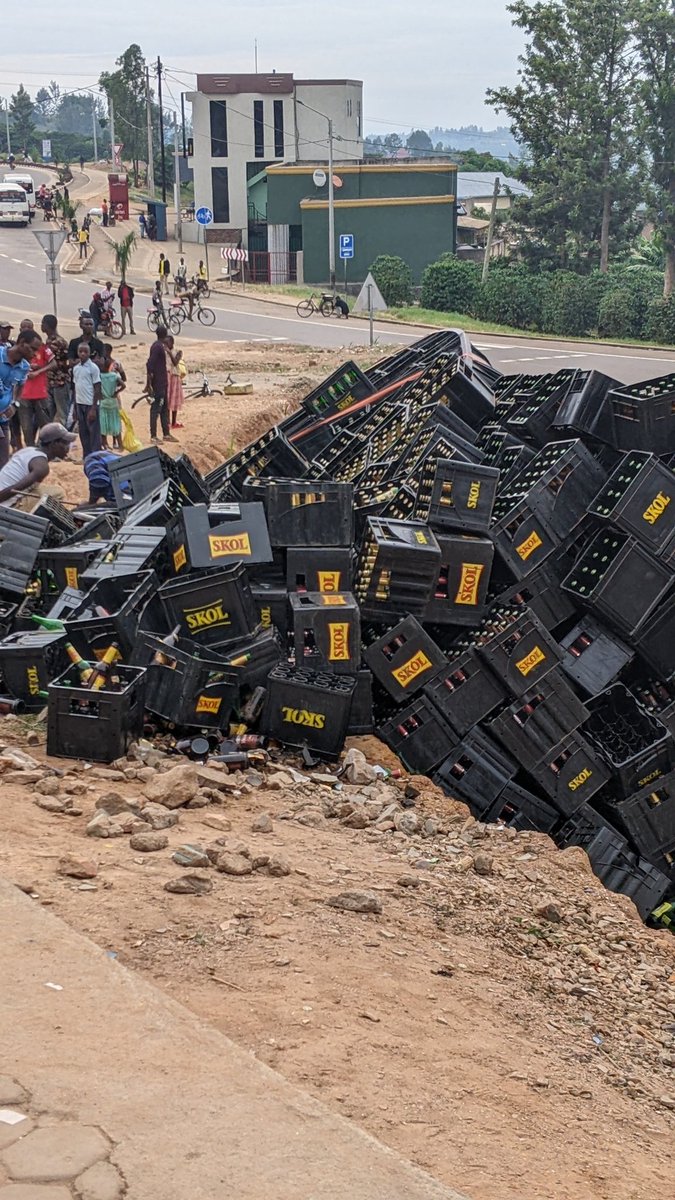 africatodayMG's tweet photo. In Rwanda, a truck carrying drinks was involved in an accident, and bystanders helped put the drinks back into the crates.

What happens in your country when this occurs? In Nigeria and South Africa, it’s the opposite. https://t.co/q0BdZyqMmy
