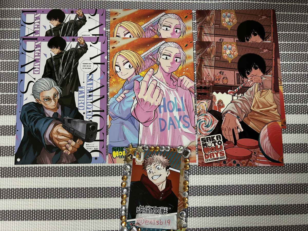 exjsb19's tweet photo. 交換 最強ジャンプ サカモトデイズ サカデイ SAKAMOTO DAYS サカモトホリデイズ チケット風ホロステッカー 両面イラストカード

譲:写真①②
サカモトホリデイズ各2枚あります

求:写真③ 夏生  神々廻

郵送での交換希望です
大変難しいかと思いますが条件の合う方いらっしゃいましたらお願い致します https://t.co/wwMTBnCkts