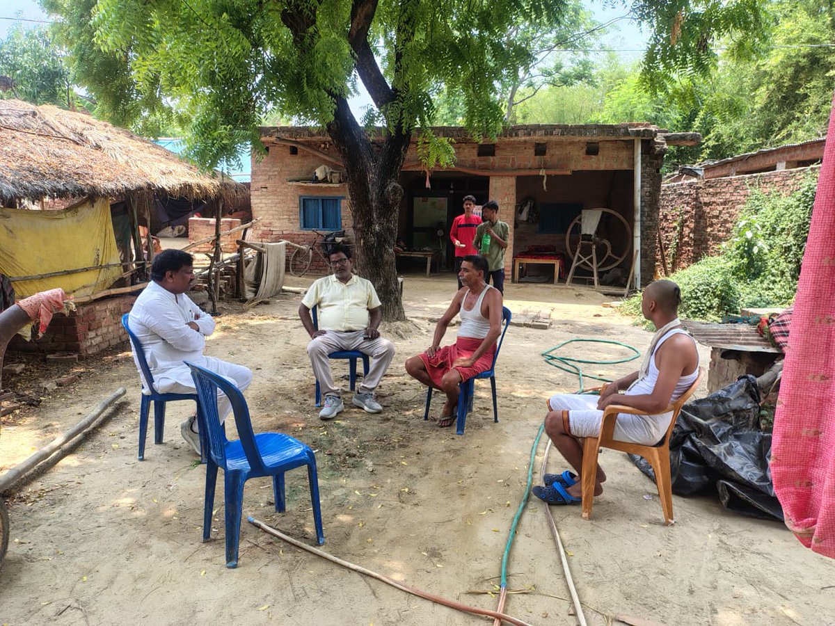 PradeepINC10's tweet photo. #अमेठी:  ब्लॉक तिलोई के गाँव अहूरी में कांग्रेस के पूर्व ग्राम सभा अध्यक्ष स्वर्गीय रामप्रसाद सिंह जी का 28 मई को हुए निधन हो गया था तथा ग्राम पूरे लाल मिश्र में पूर्व न्याय पंचायत अध्यक्ष दूधनाथ मिश्रा के चाचा जी का 4 जून को निधन हो गया था आज उनके आवास पहुंचकर शोकाकुल परिजनों से भेंट की एवं अपनी गहरी संवेदनाएं व्यक्त कीं।

ईश्वर से दिवंगत पुण्यात्माओं को अपने श्रीचरणों में स्थान प्रदान करें 🙏

साथ में ब्लॉक अध्यक्ष काशी प्रसाद पासी जी एवं ग्राम सभा अध्यक्ष दीपक चौरसिया जी भी उपस्थित रहे।