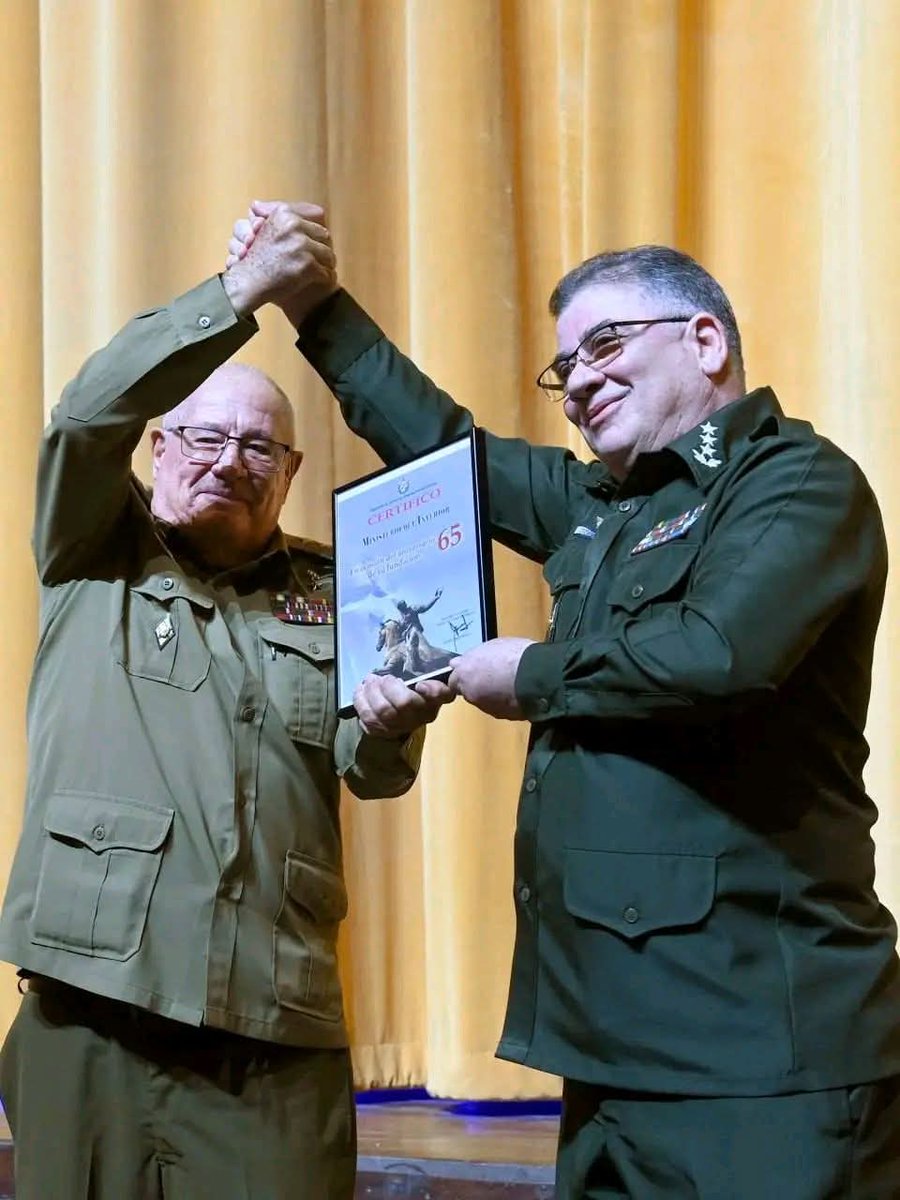 RaulErn16's tweet photo. 🇨🇺 Minfar Cuba felicita a nuestros hermanos del Minint. 
GE Raúl Castro: «corresponde seguir trabajando con orden, control y responsabilidad, así como fortalecer el vínculo con el pueblo y actuar con la firmeza y sensibilidad necesarias».
#FARCuba
@minint_cuba https://t.co/Hk7vTj5dOR