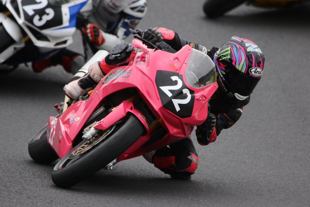 SuzuGromNyaan's tweet photo. 鈴鹿サンデーロードレース🏍️
CBR250RR ドリームカップ

⭐️決勝⭐️
P9🏁
目標のシングルフィニッシュ達成🏆

決勝でベスト2.5秒更新⏰🆙🆕

めっちゃ渋滞作っちゃったので🙇‍♀️
次回はもっと速く走れるよう練習に励みます❣️

たくさんの応援ありがとうございました📣

📸清水様 https://t.co/jYyacpyRwT
