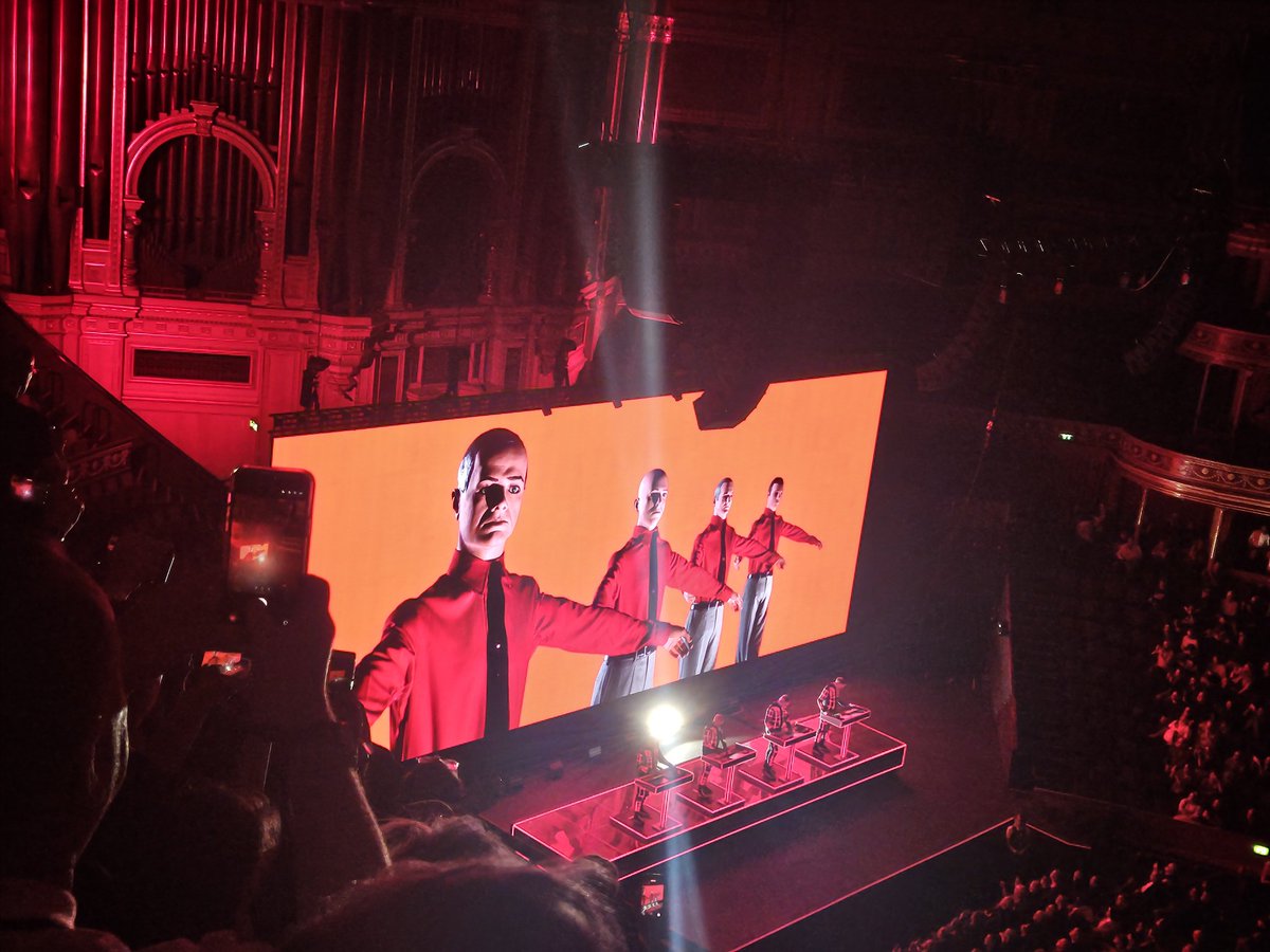 pimpf30's tweet photo. Royal Albert Hallでの初Kraftwerk、各曲のBGVの映像も楽しく、トロンのスーツのような出で立ちのメンバーもロボットのように見えても足でリズムを取っていたり、人間なんだなと。20時過ぎに終わって外を出たらまだ明るいロンドンの夏のお出かけだった(寒かったけど)。 https://t.co/nkd4u3zri1