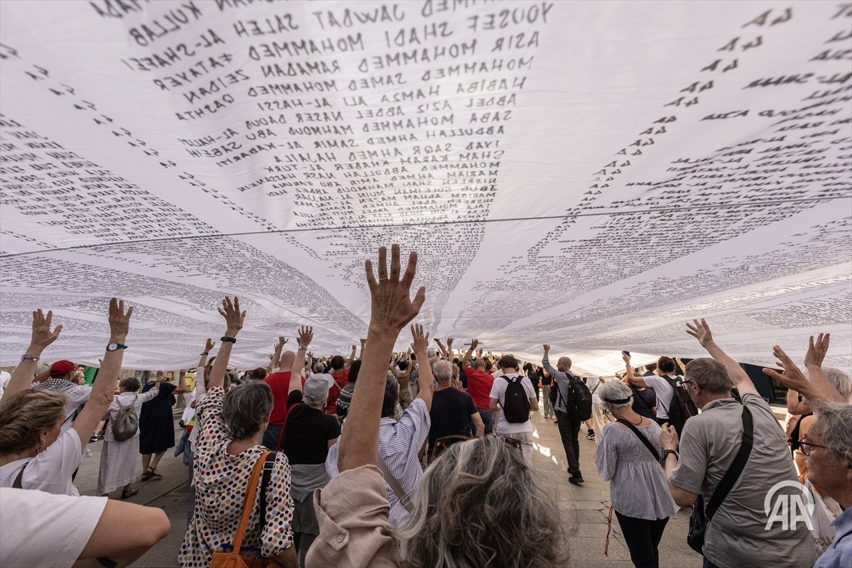 anadoluimages's tweet photo. Demonstration in Milan, Italy, honors Palestinian child victims of Israeli attacks with a symbolic 25-meter-long shroud bearing the names of 18,457 children https://t.co/Z8Wnbwcnfh

📸: Andrea Carrubba https://t.co/HHpWgwRvw9