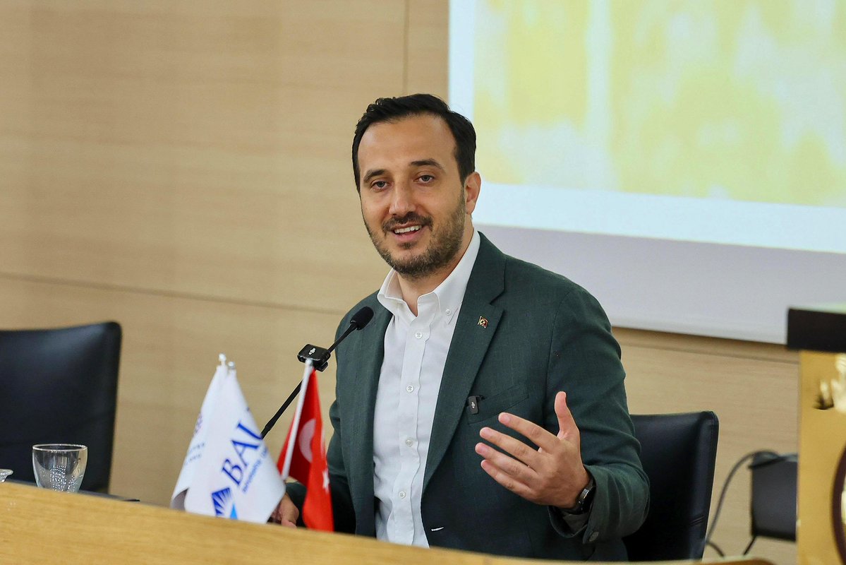 abdullahozdemir's tweet photo. Bahçeşehir Üniversitesi Siyaset Okulu’na misafir olduk. Genç kardeşlerimizle eser siyaseti üzerine sohbet ettik. Ev sahipliği için Bahçeşehir Üniversitesi'ne ve sohbetimize ortak olan genç kardeşlerime teşekkür ediyorum. https://t.co/cOCTw7o1vK