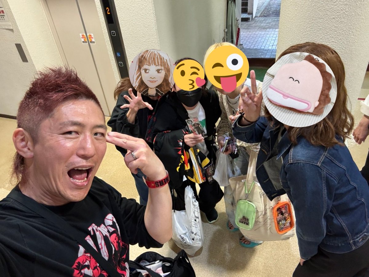 mami3snd's tweet photo. 試合後のサイブラのサイン会は大行列！並んでいるファンにまこりんが“待たせてごめんぬ～”って声掛けてくれてたの感謝だよ🙏
みんなでDOOMで記念撮影📷✌️

#大石真翔
#DOOM凱旋 #ajpw https://t.co/Q21aF6kuIz