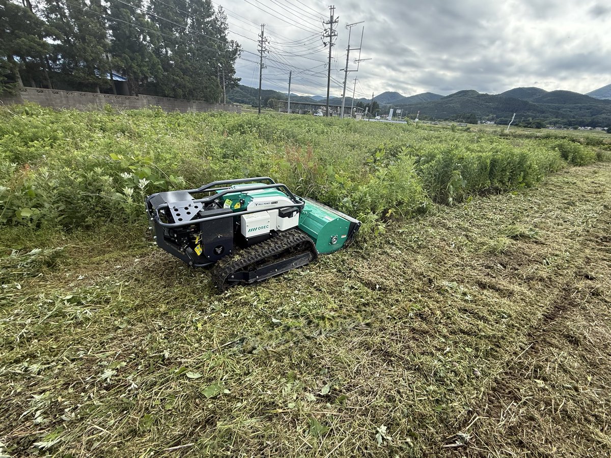 MakoYama50's tweet photo. 新しい草刈りの相棒✨‼️‼️‼️‼️
休耕地や平場の草刈りに使えれば楽かなと思っていたけど…バリバリ法面も行ける‼️（40°ぐらいの傾斜まで行ける）
コレは思っていたより活躍してくれそうだ😆‼️‼️ https://t.co/qZSpzzenwl