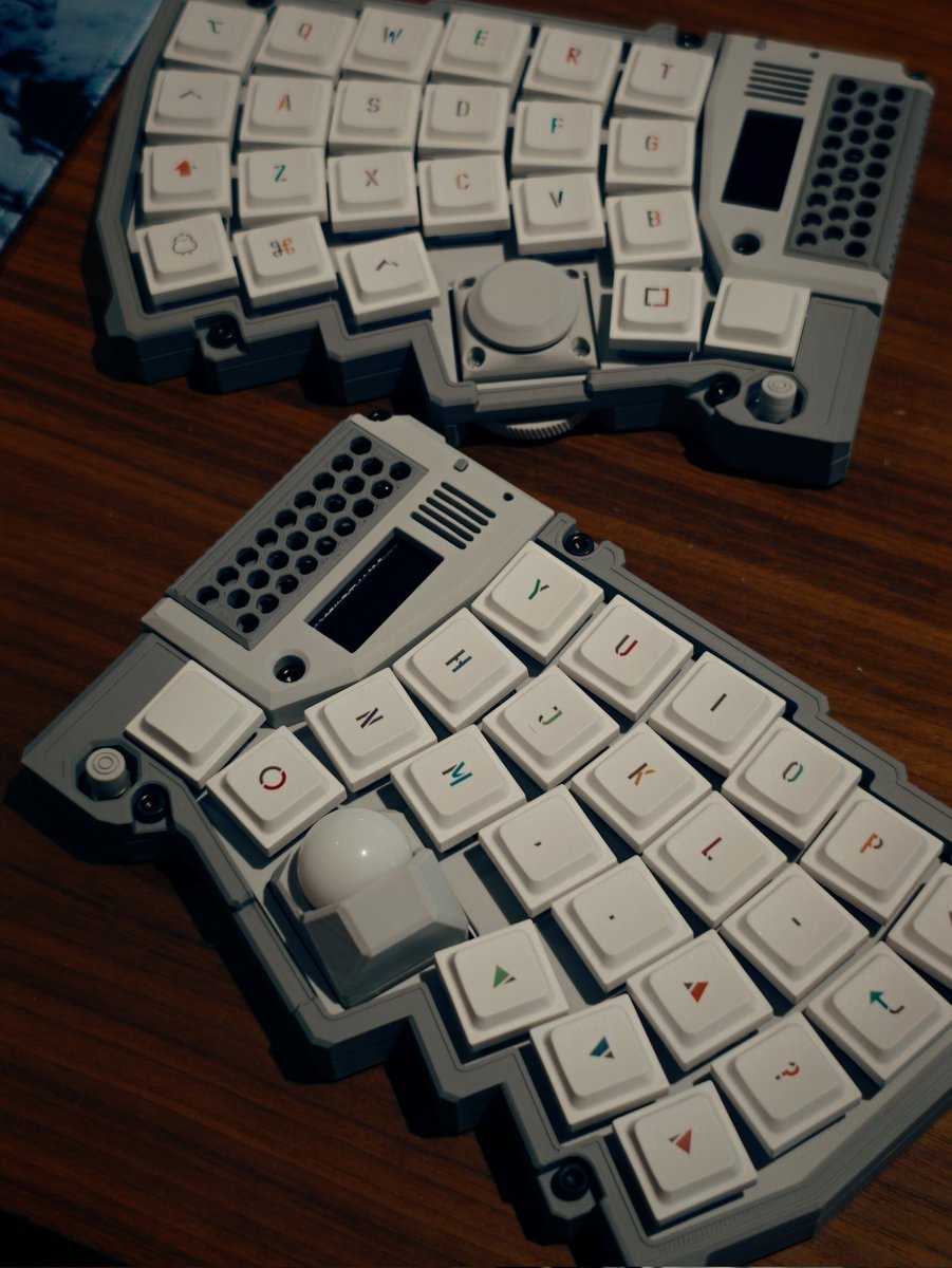 sekiloguuuu's tweet photo. 天キーで展示されてたこのキーボードかっこよかったなー。
名前はわからんけどロマンって感じ https://t.co/smXZdxoK9F