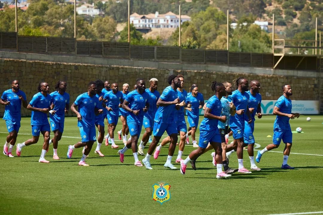 footrdc's tweet photo. Coupe du Monde 2026 (préparation) | Les Léopards 🐆🇨🇩 prennent leurs quartiers en Espagne🇪🇸🔥

Après le match amical contre le Danemark 🇩🇰 à Liège, la délégation congolaise a posé ses effets dans les Pyrénées, pour poursuivre la préparation.

Une première séance a eu ce week-end, à Malaga, là même où les Léopards devraient, selon toute vraisemblance, affronter l’équipe nation du Chili 🇨🇱 le 09 juin prochain.

Entre concentration et détermination, le groupe conduit par Sébastien Desabre peaufine sa prépa sans relâche. L’ambition est claire; ne pas faire de la figuration au Mondial.

#Leopards #CDM2026 #RDC #Preparation #Espagne #FootballRDC
